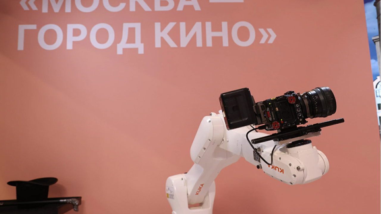 Рука-манипулятор KUKA с профессиональной камерой