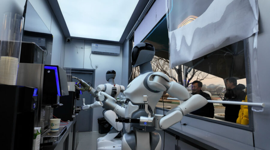 Флагманский продукт компании гуманоидный робот AlphaBot 2 с искусственным интеллектом